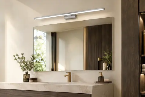 Applique miroir LED chromée de 60 cm installée au-dessus d’un miroir dans une salle de bain