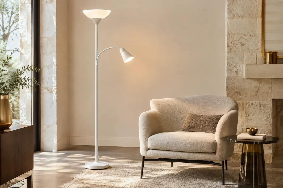 Lampadaire blanc Varese avec éclairage principal et bras lecteur orientable dans un salon lumineux