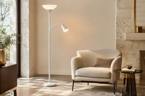 Lampadaire blanc Varese avec éclairage principal et bras lecteur orientable dans un salon lumineux