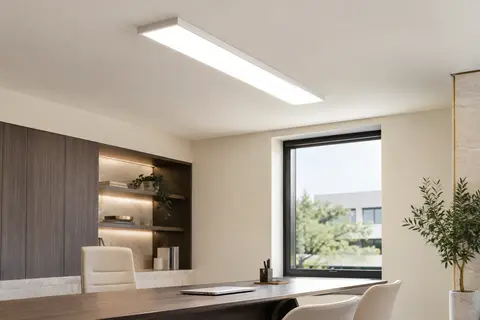 Dalle LED rectangulaire blanche de 120 × 30 cm éclairant le plafond d’un bureau sobre.