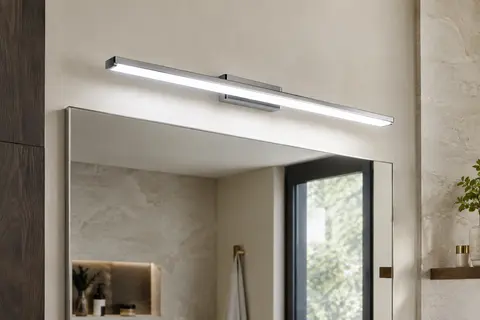 Applique LED chromée de 60 cm éclairant un miroir de salle de bains avec une lumière blanche froide.