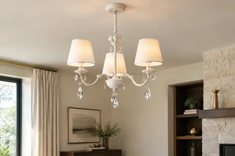 Lustre blanc Luzern à trois branches, orné de détails effet cristal, installé dans un intérieur clair.
