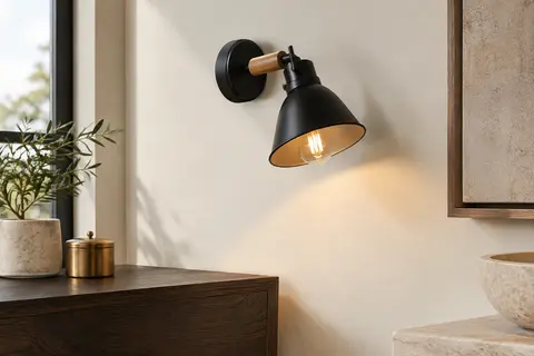 Applique industrielle Tokius en métal noir mat et bois, orientée sur un mur ivoire.