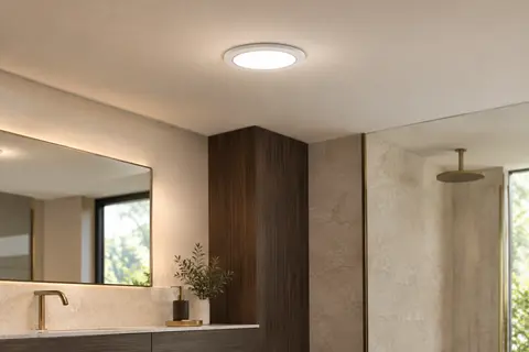 Spot LED encastrable blanc extra-plat intégré dans un plafond ivoire de salle de bain