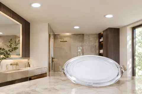 Spot LED encastrable extra-plat installé dans un plafond ivoire de salle de bain